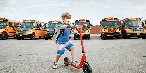 Zaini in spalla: a scuola senza auto